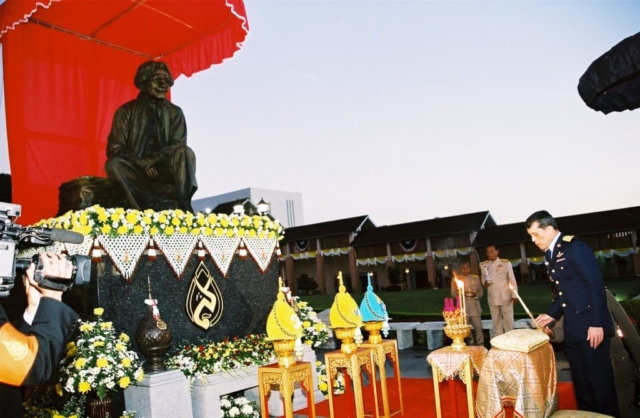 สมเด็จพระบรมโอรสาธิราชฯ สยามมกุฎราชกุมาร ทรงจุดธูปเทียนเครื่องทองน้อยถวายราชสักการะพระราชานุสาวรีย์