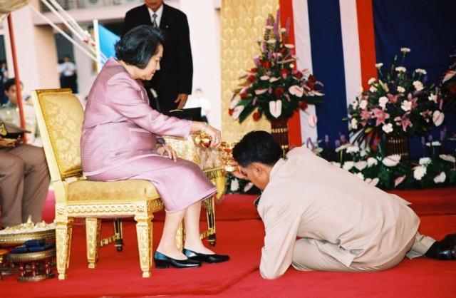 สมเด็จพระเจ้าพี่นางเธอ เจ้าฟ้ากัลยานิวัฒนา กรมหลวงนราธิวาสราชนครินทร์ (พระอิสริยยศขณะนั้น) ทรงหลั่งทักษิโณทก