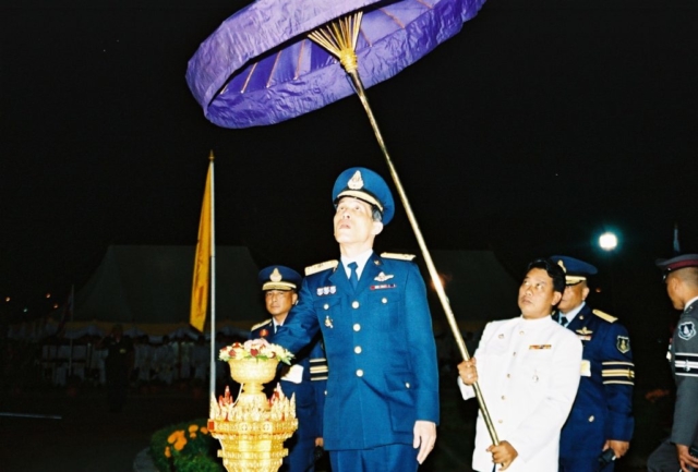 สมเด็จพระบรมโอรสาธิราชฯ สยามมกุฎราชกุมาร เสด็จฯ ไปยังอาคารเฉลิมพระเกียรติ 72 พรรษา บรมราชินีนาถ ทรงกดปุ่มไฟฟ้าเปิดแพรคลุมป้ายอาคารเฉลิมพระเกียรติ 72 พรรษา บรมราชินีนาถ มหาวิทยาลัยแม่ฟ้าหลวง