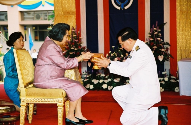 ดร.อดิศัย โพธารามิก รัฐมนตรีว่าการกระทรวงศึกษาธิการ เข้าเฝ้าถวายของที่ระลึก