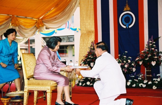รศ.ดร.วันชัย ศิริชนะ อธิการบดี เข้าเฝ้าถวายเงินโดยเสด็จพระกุศลตามพระอัธยาศัย