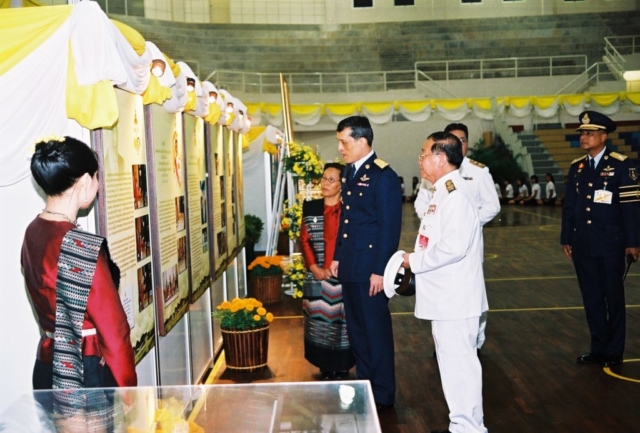 สมเด็จพระบรมโอรสาธิราชฯ สยามมกุฎราชกุมาร เสด็จฯ เข้าสู่ภายในอาคารเฉลิมพระเกียรติ 72 พรรษา บรมราชินีนาถ และทอดพระเนตรนิทรรศการ