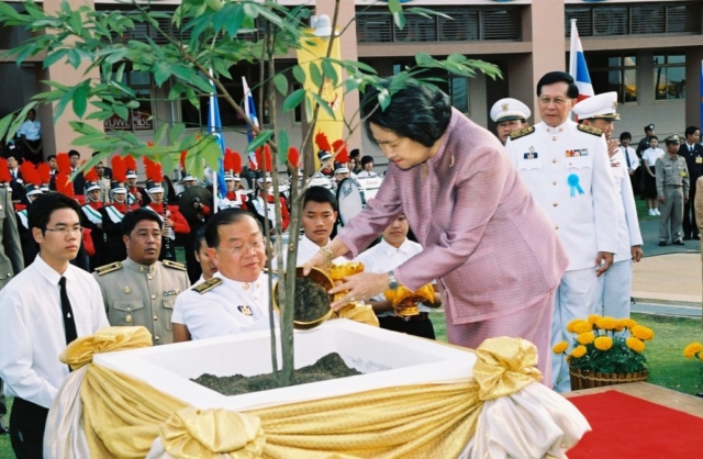สมเด็จพระเจ้าพี่นางเธอ เจ้าฟ้ากัลยานิวัฒนา กรมหลวงนราธิวาสราชนครินทร์ (พระอิสริยยศขณะนั้น) เสด็จไปทรงปลูกต้นลำดวน จำนวน 1 ต้น
