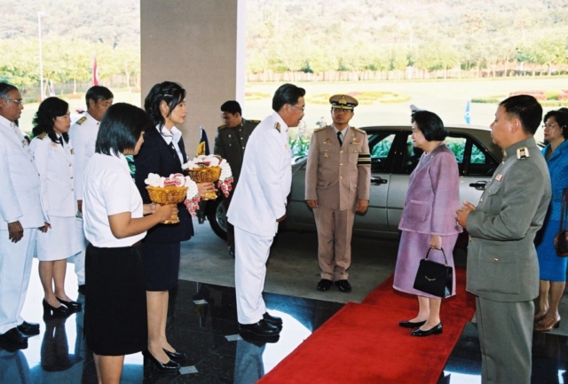 สมเด็จพระเจ้าพี่นางเธอ เจ้าฟ้ากัลยานิวัฒนา กรมหลวงนราธิวาสราชนครินทร์ (พระอิสริยยศขณะนั้น) เสด็จประทับรถยนต์พระที่นั่งไปยังอาคารสำนักงานอธิการบดี รองอธิการบดีฝ่ายวิชาการและวิจัย ผู้บริหาร และคณาจารย์ เฝ้ารับเสด็จ