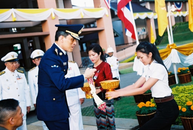 ผู้แทนคณาจารย์ และผู้แทนนักศึกษา ทูลเกล้าฯ ถวายมาลัยข้อพระกร