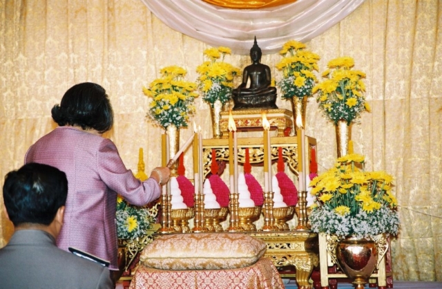 สมเด็จพระเจ้าพี่นางเธอ เจ้าฟ้ากัลยานิวัฒนา กรมหลวงนราธิวาสราชนครินทร์ (พระอิสริยยศขณะนั้น) ทรงจุดธูปเทียนเครื่องนมัสการบูชาพระพุทธนวราชบพิตร