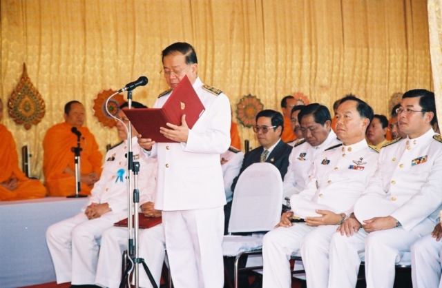 รศ.ดร.วันชัย ศิริชนะ อธิการบดีมหาวิทยาลัยแม่ฟ้าหลวง กราบทูลถวายรายงานการจัดสร้างพระราชานุสาวรีย์สมเด็จพระศรีนครินทราบรมราชชนนี