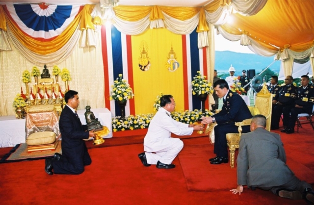 รศ.ดร.วันชัย ศิริชนะ อธิการบดีมหาวิทยาลัยแม่ฟ้าหลวง ทูลเกล้าฯ ถวายเหรียญที่ระลึกพิธีเปิดพระราชานุสาวรีย์ สมเด็จพระศรีนครินทราบรมราชชนนี