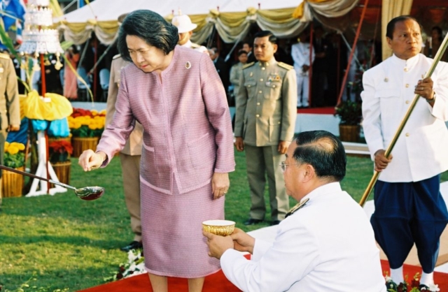 สมเด็จพระเจ้าพี่นางเธอ เจ้าฟ้ากัลยานิวัฒนา กรมหลวงนราธิวาสราชนครินทร์ (พระอิสริยยศขณะนั้น) ทรงรับแผ่นทอง นาก เงิน จากอธิการบดีมหาวิทยาลัยแม่ฟ้าหลวง แล้วทรงหย่อน แผ่นทองนาก เงิน ลงในช้อนที่เจ้าพนักงานพระราชพิธีถือถวาย