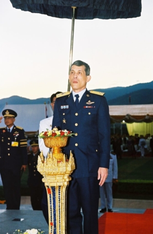 สมเด็จพระบรมโอรสาธิราชฯ สยามมกุฎราชกุมาร เสด็จไปยังแท่นทรงกดปุ่มไฟฟ้าเปิดแพรคลุมพระราชานุสาวรีย์ สมเด็จพระศรีนครินทราบรมราชชนนี