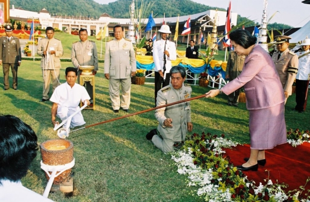 สมเด็จพระเจ้าพี่นางเธอ เจ้าฟ้ากัลยานิวัฒนา กรมหลวงนราธิวาสราชนครินทร์ (พระอิสริยยศขณะนั้น) ทรงเทแผ่นทอง นาก เงิน ลงในเบ้า