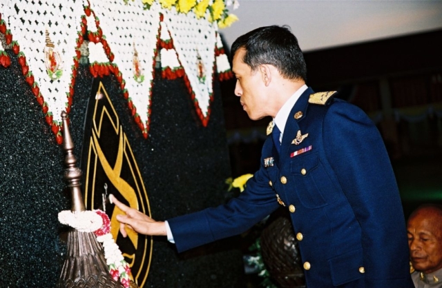 สมเด็จพระบรมโอรสาธิราชฯ สยามมกุฎราชกุมาร ทรงพระสุหร่าย ทรงเจิม แผ่นคำจารึก