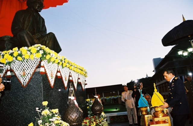 สมเด็จพระบรมโอรสาธิราชฯ สยามมกุฎราชกุมาร ทรงวางพานพุ่มของพระบาทสมเด็จพระเจ้าอยู่หัว สมเด็จพระนางเจ้าฯ พระบรมราชินีนาถ และของส่วนพระองค์
