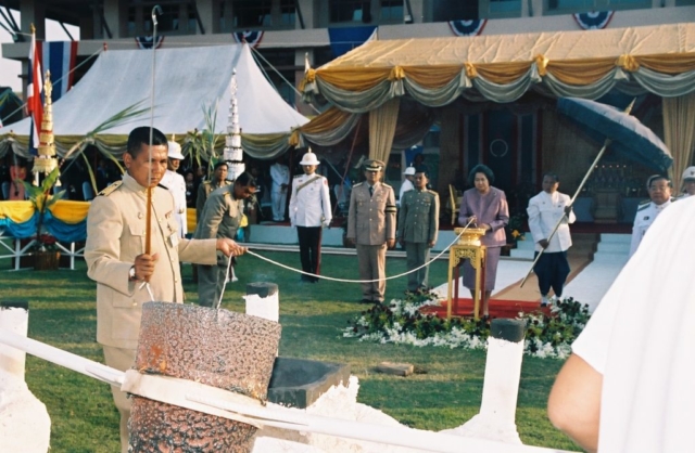 สมเด็จพระเจ้าพี่นางเธอ เจ้าฟ้ากัลยานิวัฒนา กรมหลวงนราธิวาสราชนครินทร์ (พระอิสริยยศขณะนั้น) ทรงถือสายสูตรเททองหล่อพระรูป