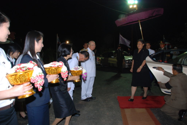 สมเด็จพระเทพรัตนราชสุดาฯ สยามบรมราชกุมารี เสด็จพระราชดำเนินโดยรถยนต์พระที่นั่งถึงวิหารพระเจ้าล้านทองเฉลิมพระเกียรติฯ โดยมีพล.ต.อ.เภา สารสิน นายกสภามหาวิทยาลัย รศ.ดร.วันชัย ศิริชนะ อธิการบดี และผู้บริหารมหาวิทยาลัย เฝ้าฯ รับเสด็จ