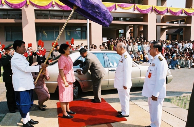 สมเด็จพระเทพรัตนราชสุดาฯ สยามบรมราชกุมารี เสด็จฯ ถึงมหาวิทยาลัยแม่ฟ้าหลวง โดยมีพล.ต.อ.เภา สารสิน นายกสภามหาวิทยาลัย อธิการบดี กรรมการสภามหาวิทยาลัย และคณาจารย์ เฝ้ารับเสด็จฯ
