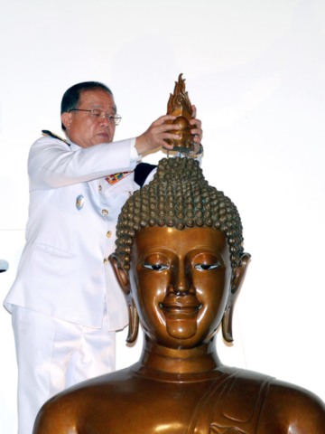 รศ.ดร.วันชัย ศิริชนะ อธิการบดีนำพระบรมสารีริกธาตุไปบรรจุบนเศียรพระพุทธรูปพระเจ้าล้านทองเฉลิมพระเกียรติฯ