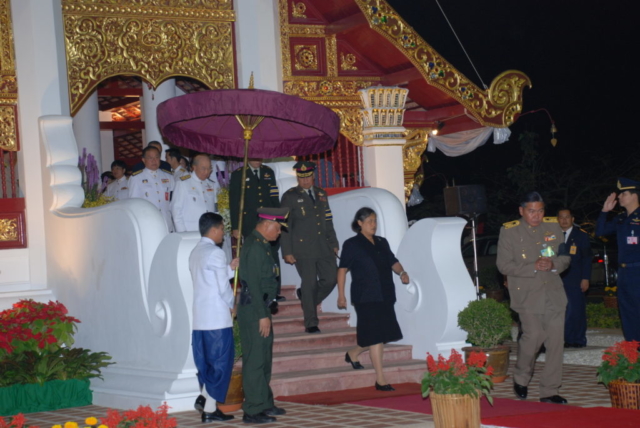 สมเด็จพระเทพรัตนราชสุดาฯ สยามบรมราชกุมารี เสด็จฯ ออกจากวิหารพระเจ้าล้านทองเฉลิมพระเกียรติฯ ไปยังแท่นที่ประดิษฐานช่อฟ้า