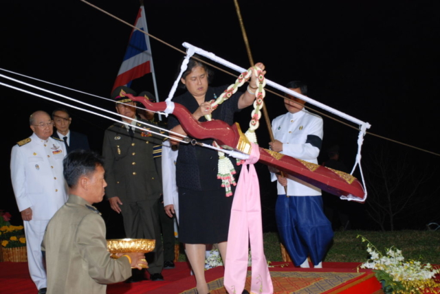 สมเด็จพระเทพรัตนราชสุดาฯ สยามบรมราชกุมารี ทรงพระสุหร่าย ทรงเจิม ทรงปิดทอง ทรงผูกผ้าสีชมพู แล้วทรงคล้องพวงมาลัย