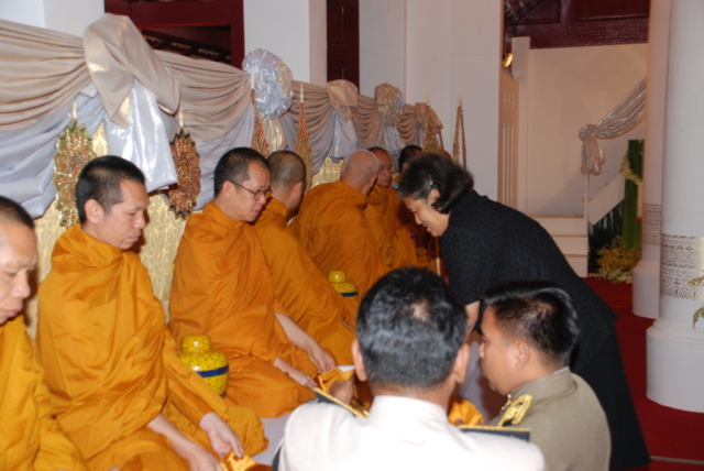 สมเด็จพระเทพรัตนราชสุดาฯ สยามบรมราชกุมารี ทรงประเคนจตุปัจจัยไทยธรรมถวายพระสงฆ์