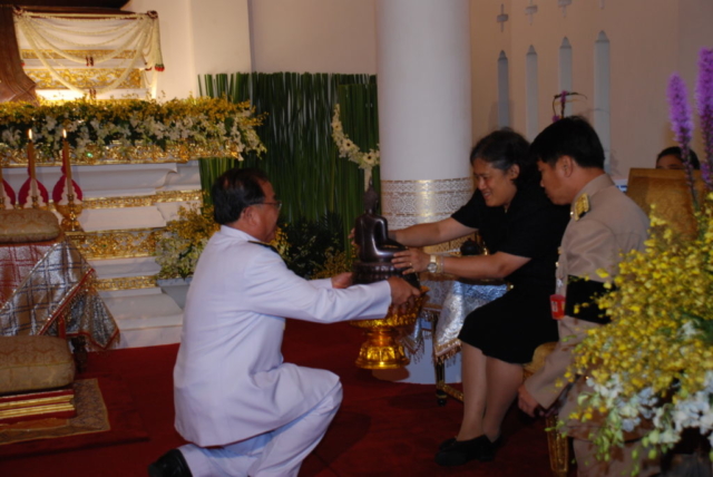 รศ.ดร.วันชัย ศิริชนะ อธิการบดี ทูลเกล้าฯ ถวายพระพุทธรูปพระเจ้าล้านทองเฉลิมพระเกียรติฯ