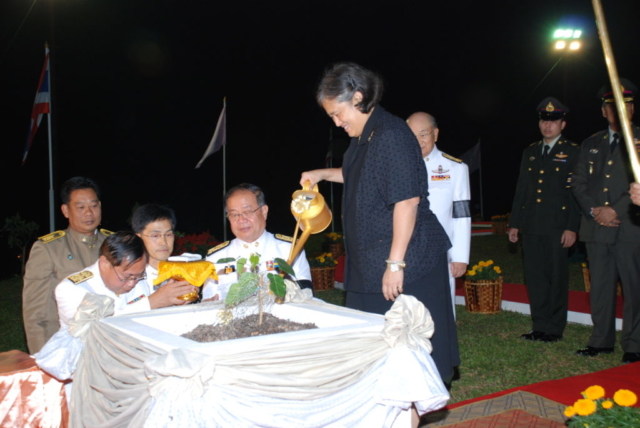 สมเด็จพระเทพรัตนราชสุดาฯ สยามบรมราชกุมารี ทรงปลูกต้นศรีมหาโพธิ์ ณ บริเวณวิหารพระเจ้าล้านทองเฉลิมพระเกียรติฯ