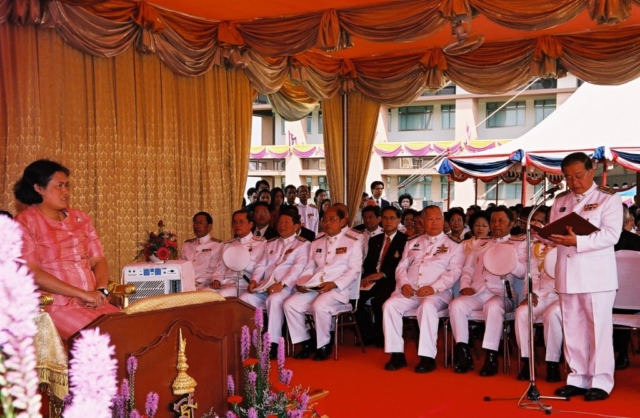 รศ.ดร.วันชัย ศิริชนะ อธิการบดี กราบบังคมทูลรายงานการจัดสร้างพระพุทธรูปพระเจ้าล้านทอง