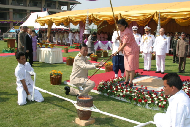 สมเด็จพระเทพรัตนราชสุดาฯ สยามบรมราชกุมารี ทรงเทแผ่นทอง นาก เงิน ลงในเบ้า