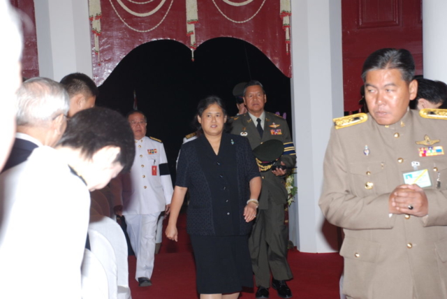 สมเด็จพระเทพรัตนราชสุดาฯ สยามบรมราชกุมารี เสด็จพระราชดำเนินเข้าสู่วิหารพระเจ้าล้านทองเฉลิมพระเกียรติฯ
