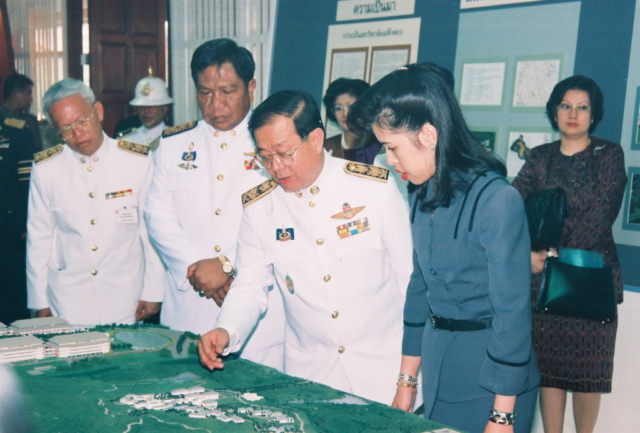 สมเด็จพระเจ้าลูกเธอ เจ้าฟ้าจุฬาภรณวลัยลักษณ์ อัครราชกุมารี เสด็จทอดพระเนตรนิทรรศการงานก่อสร้างอาคารและผังแม่บทมหาวิทยาลัยแม่ฟ้าหลวง ณ อาคารส่วนหน้ามหาวิทยาลัยแม่ฟ้าหลวง