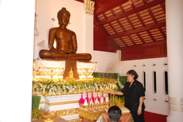 สมเด็จพระเทพรัตนราชสุดาฯ สยามบรมราชกุมารี ทรงจุดธูปเทียนเครื่องนมัสการบูชาพระเจ้าล้านทองเฉลิมพระเกียรติฯ พระประธานของวิหาร