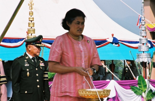 สมเด็จพระเทพรัตนราชสุดาฯ สยามบรมราชกุมารี ทรงถือสายสูตรเททองหล่อพระพุทธรูป
