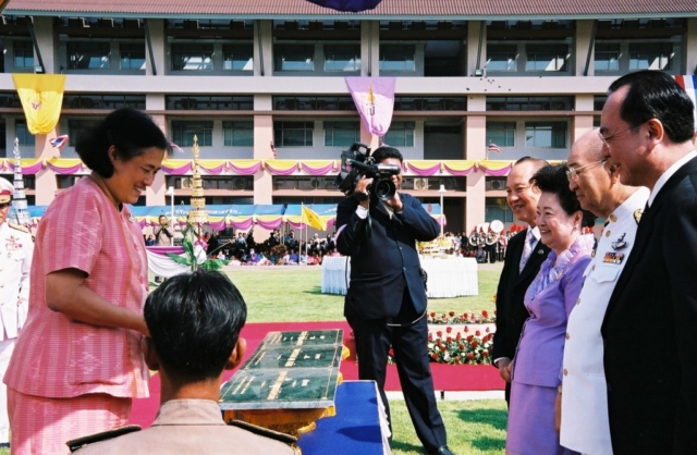 สมเด็จพระเทพรัตนราชสุดาฯ สยามบรมราชกุมารี ทรงพระสุหร่าย และทรงเจิมแผ่นป้ายชื่ออาคารของมหาวิทยาลัยแม่ฟ้าหลวง