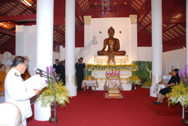 รศ.ดร.วันชัย ศิริชนะ อธิการบดี กราบบังคมทูลรายงานการสร้างพระเจ้าล้านทองเฉลิมพระเกียรติฯ การสร้างวิหารพระเจ้าล้านทองเฉลิมพระเกียรติฯ และการบรรจุพระบรมสารีริกธาตุ และพิธียกช่อฟ้าวิหาร พระเจ้าล้านทองเฉลิมพระเกียรติฯ