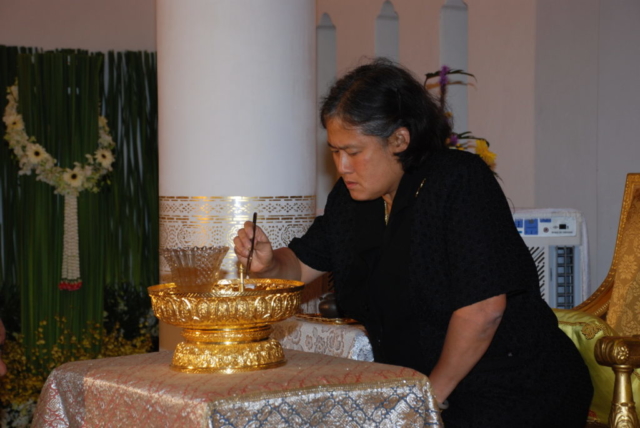 สมเด็จพระเทพรัตนราชสุดาฯ สยามบรมราชกุมารี สรงน้ำพระบรมสารีริกธาตุ และบรรจุในผอบ