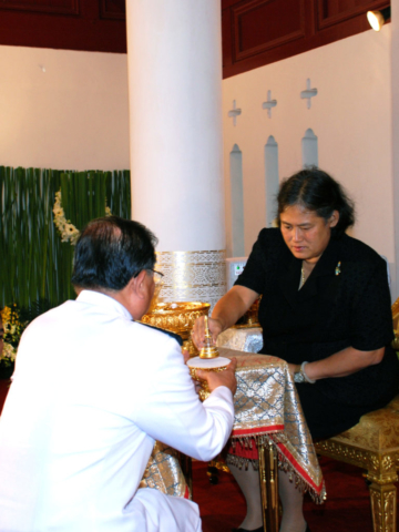 สมเด็จพระเทพรัตนราชสุดาฯ สยามบรมราชกุมารี พระราชทานพระบรมสารีริกธาตุให้อธิการบดีมหาวิทยาลัยแม่ฟ้าหลวง
