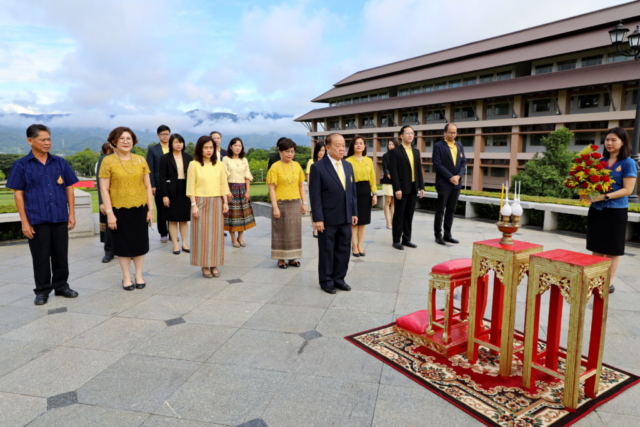 รศ.ดร.วันชัย ศิริชนะ นายกสภามหาวิทยาลัยแม่ฟ้าหลวง รศ.ดร.ชยาพร วัฒนศิริ อธิการบดี และผู้บริหาร พร้อมกัน ณ พระราชานุสาวรีย์สมเด็จพระศรีนครินทราบรมราชชนนี