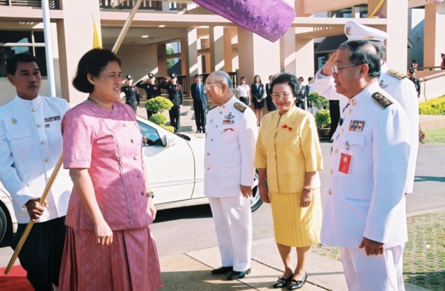 สมเด็จพระเทพรัตนราชสุดา สยามบรมราชกุมารี เสด็จพระราชดำเนินมายังมหาวิทยาลัยแม่ฟ้าหลวง โดยมีพล.ต.อ.เภา สารสิน นายกสภามหาวิทยาลัย รศ.ดร.วันชัย ศิริชนะ อธิการบดี กรรมการสภามหาวิทยาลัย และคณาจารย์ เฝ้าทูลละอองพระบาทรับเสด็จ