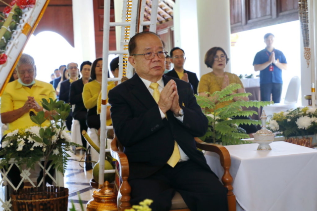 ผู้เข้าร่วมพิธีรับศีล
