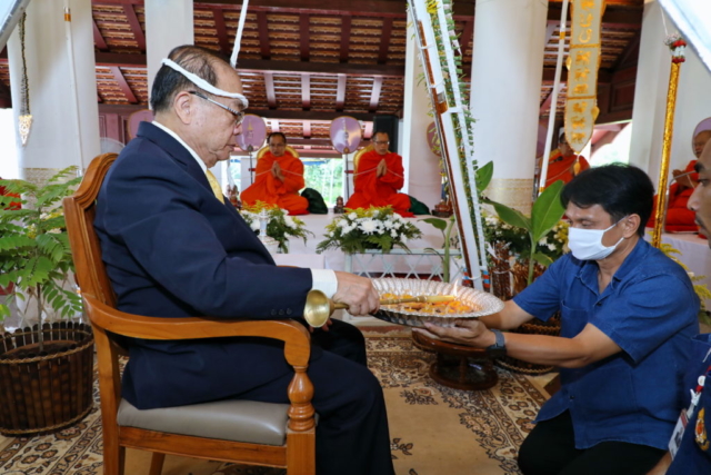 รศ.ดร.วันชัย ศิริชนะ นายกสภามหาวิทยาลัยแม่ฟ้าหลวง จุดเทียนสืบชาตา