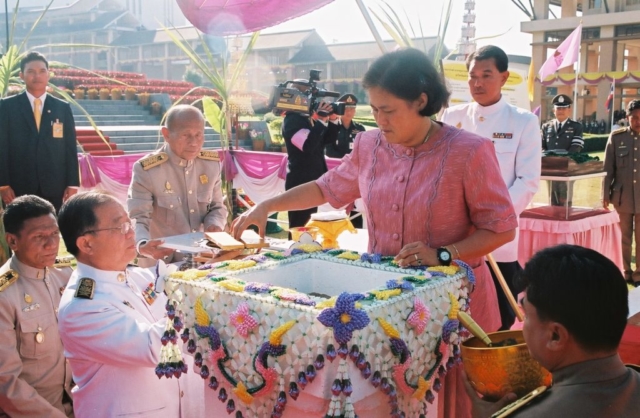 สมเด็จพระเทพรัตนราชสุดา สยามบรมราชกุมารี ทรงวางแผ่นอิฐ ทอง นาก เงิน และแผ่นศิลาฤกษ์ลงในหลุม