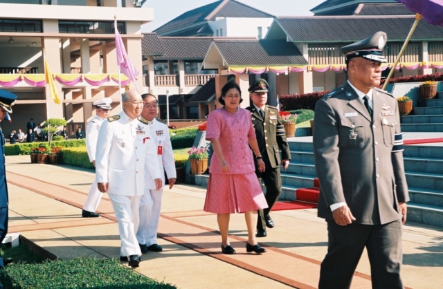 สมเด็จพระเทพรัตนราชสุดา สยามบรมราชกุมารี เสด็จพระราชดำเนินไปยังอาคารหอประชุมมหาวิทยาลัยแม่ฟ้าหลวง เพื่อพระราชทานปริญญาบัตรแก่ผู้สำเร็จการศึกษา ประจำปีการศึกษา 2548