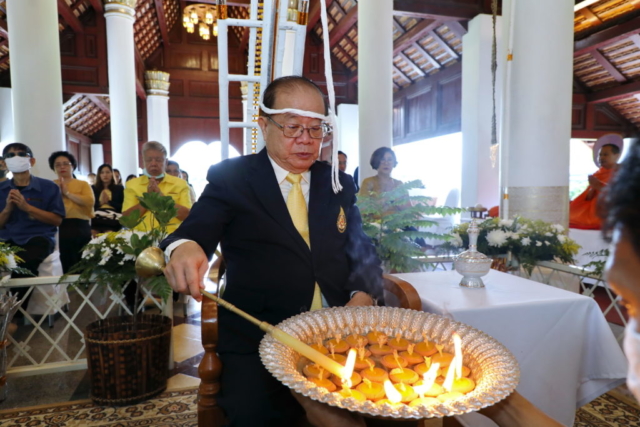รศ.ดร.วันชัย ศิริชนะ นายกสภามหาวิทยาลัยแม่ฟ้าหลวง จุดเทียนสืบชาตา