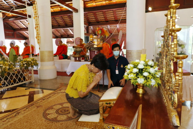 รศ.ดร. ชยาพร วัฒนศิริ อธิการบดีมหาวิทยาลัยแม่ฟ้าหลวง ถวายพระพุทธ