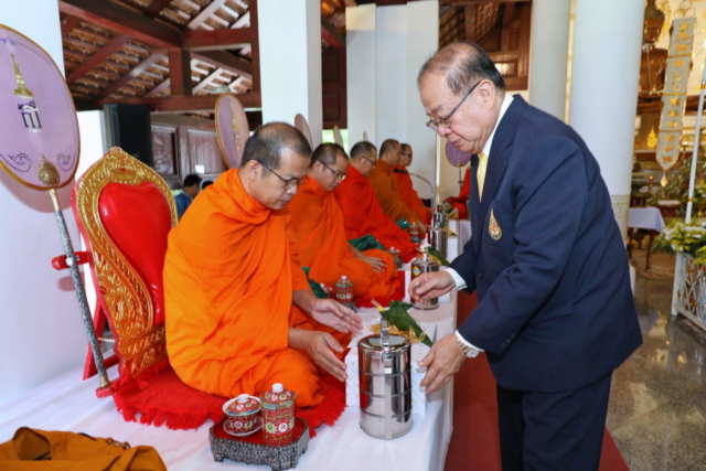 รศ.ดร.วันชัย ศิริชนะ นายกสภามหาวิทยาลัยแม่ฟ้าหลวง ถวายไทยธรรมแด่พระสงฆ์