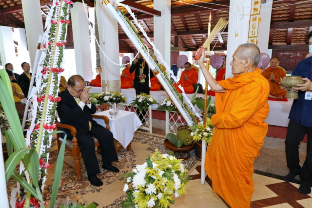 พระมหาเถระประพรมน้ำพระพุทธมนต์