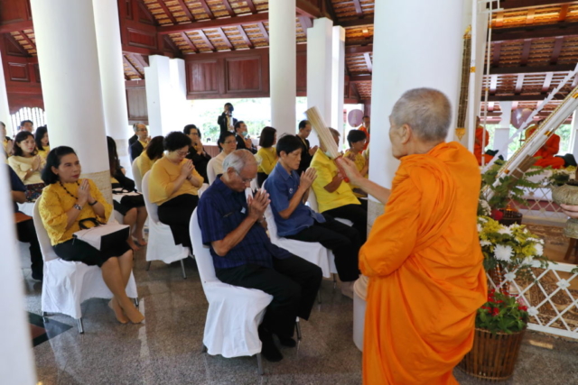 พระมหาเถระประพรมน้ำพระพุทธมนต์