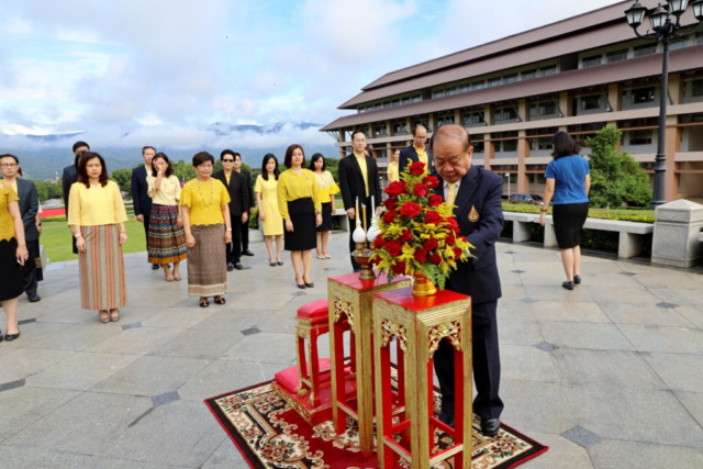 รศ.ดร.วันชัย ศิริชนะ นายกสภามหาวิทยาลัยถวายพานพุ่มดอกไม้สด
