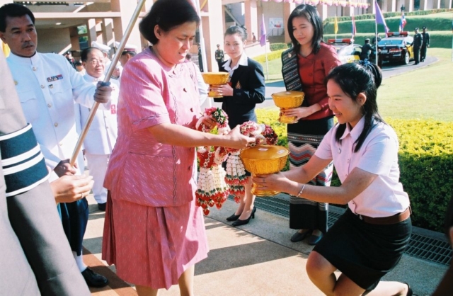 ผู้แทนคณาจารย์และผู้แทนนักศึกษาทูลเกล้าฯ ถวายพวงมาลัย