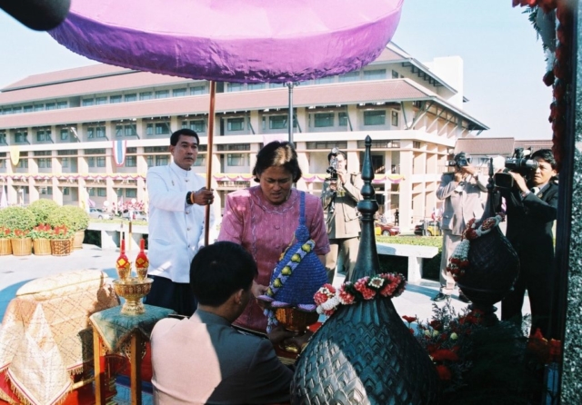 สมเด็จพระเทพรัตนราชสุดา สยามบรมราชกุมารี ทรงวางพานพุ่มดอกไม้